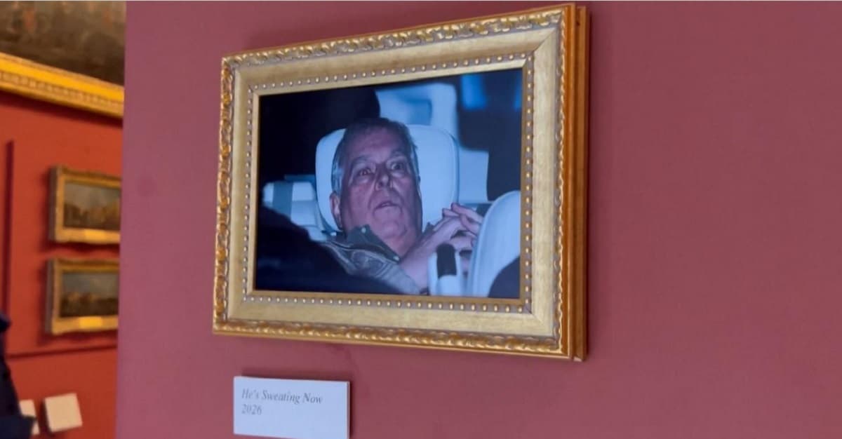 Activistas burlan seguridad del Louvre para enviar mensaje al príncipe Andrés