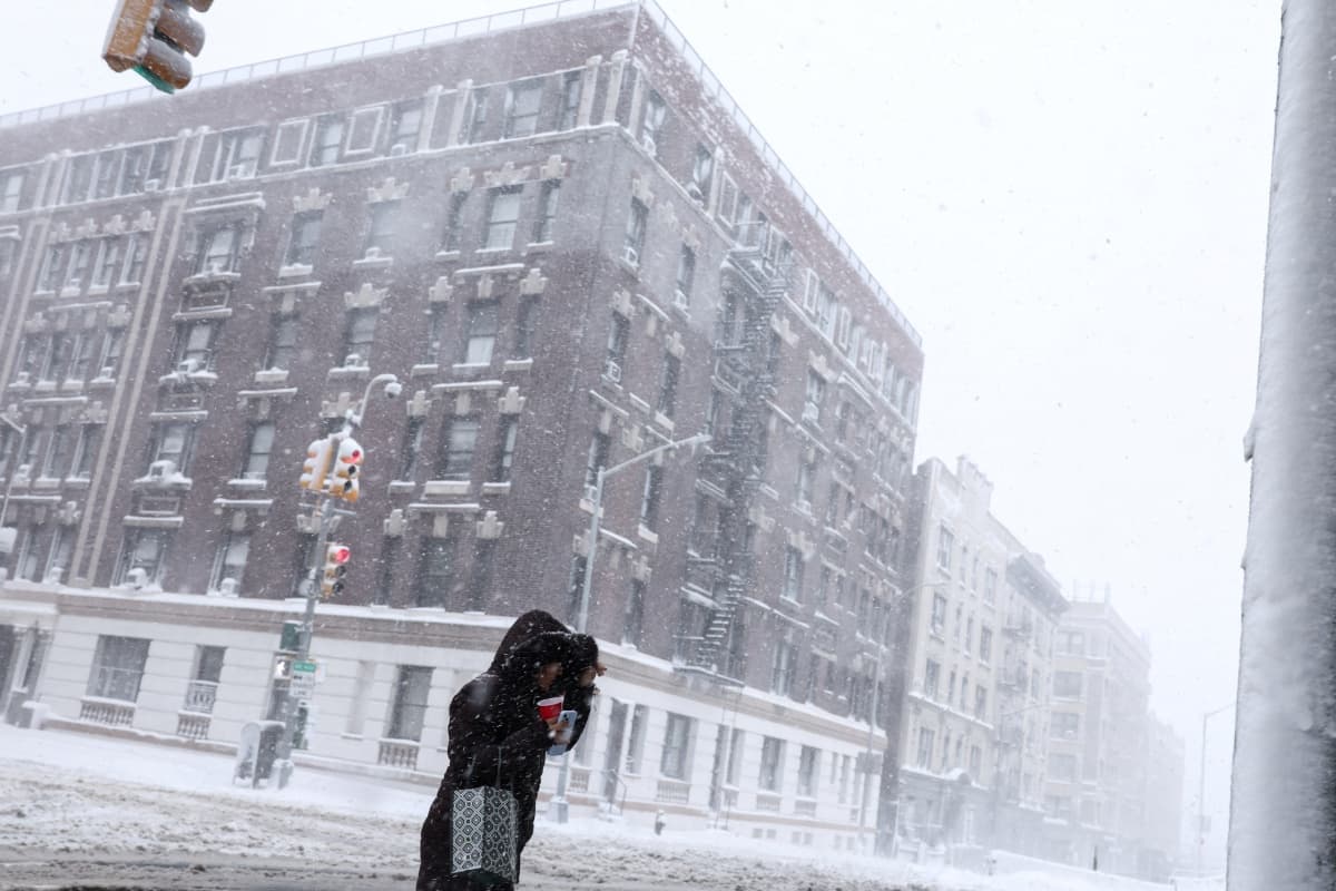 Toque de Queda en Nueva York: Impacto de la Tormenta Invernal