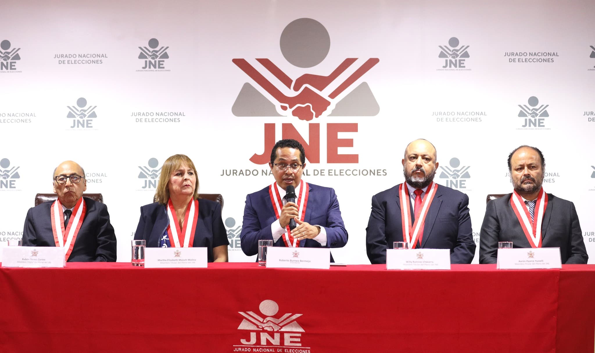 Críticas y burlas tras la controversia de la canción electoral en Perú