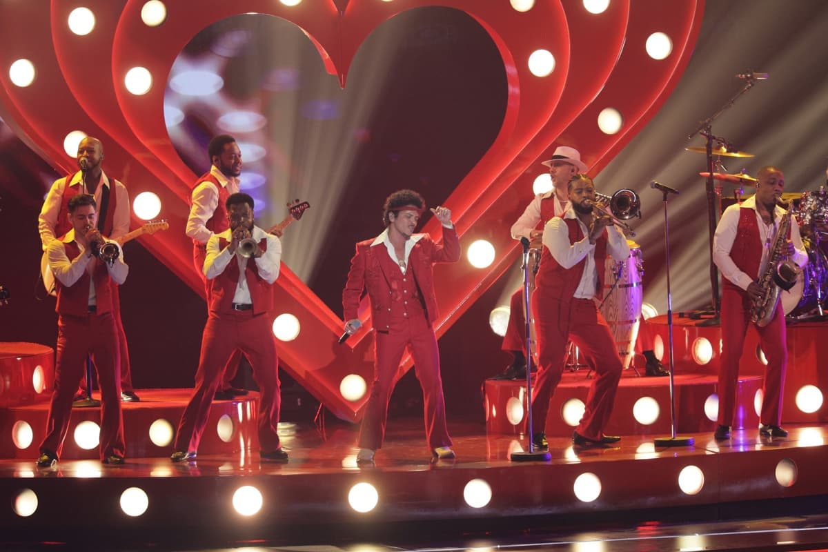 Bruno Mars Deslumbra con Su Declaración de Amor en 'The Romantic'