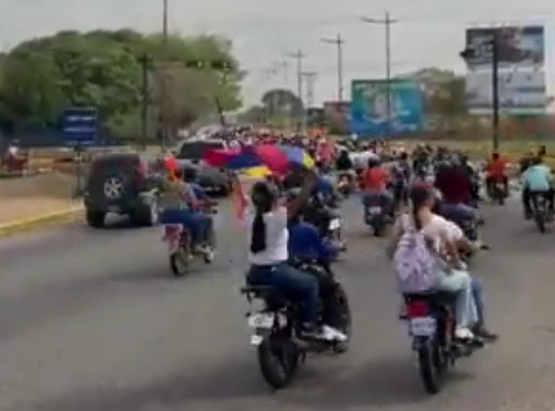 Freddy Superlano Regresa a Barinas en Caravana Tras Su Libertad