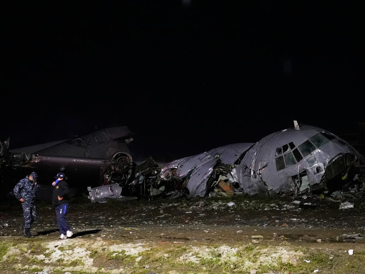 Accidente aéreo en Bolivia: 22 muertos y caos por billetes en calles