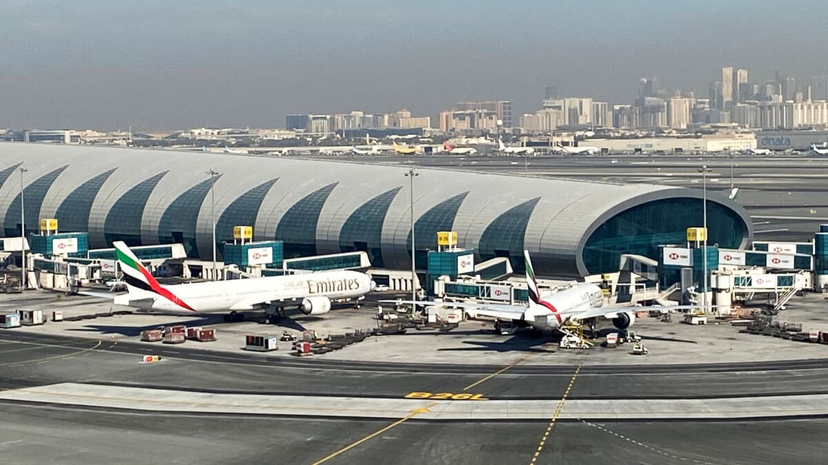 Ataques iraníes en aeropuertos de Emiratos: un muerto y 11 heridos