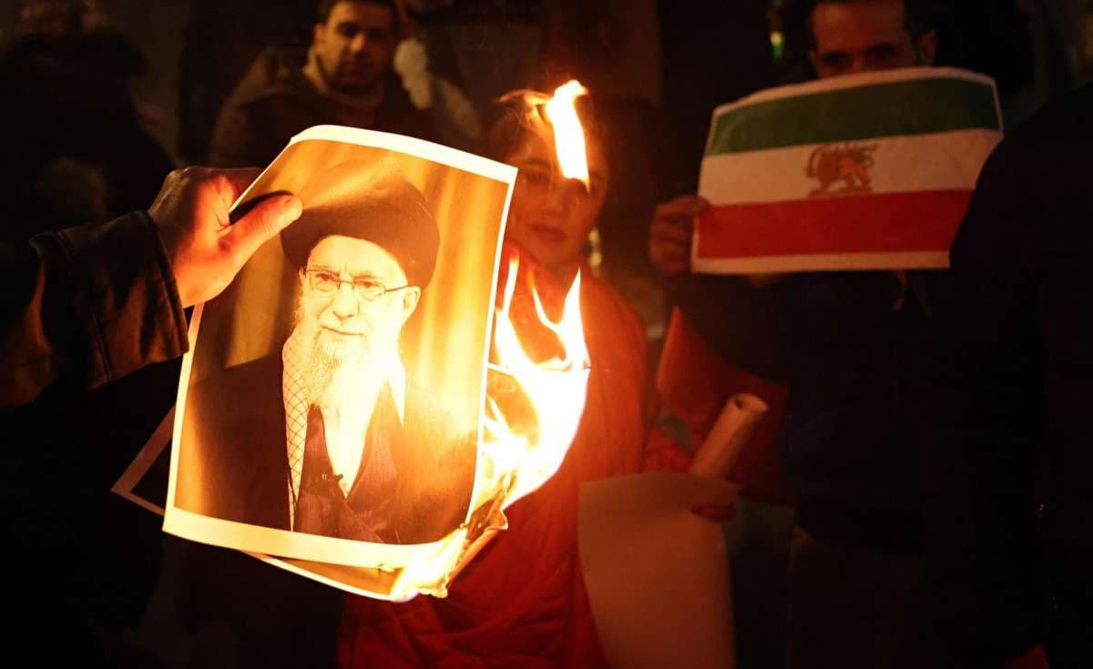 El Poder de los Ayatolás: La Teocracia Iraní y sus Implicaciones Globales