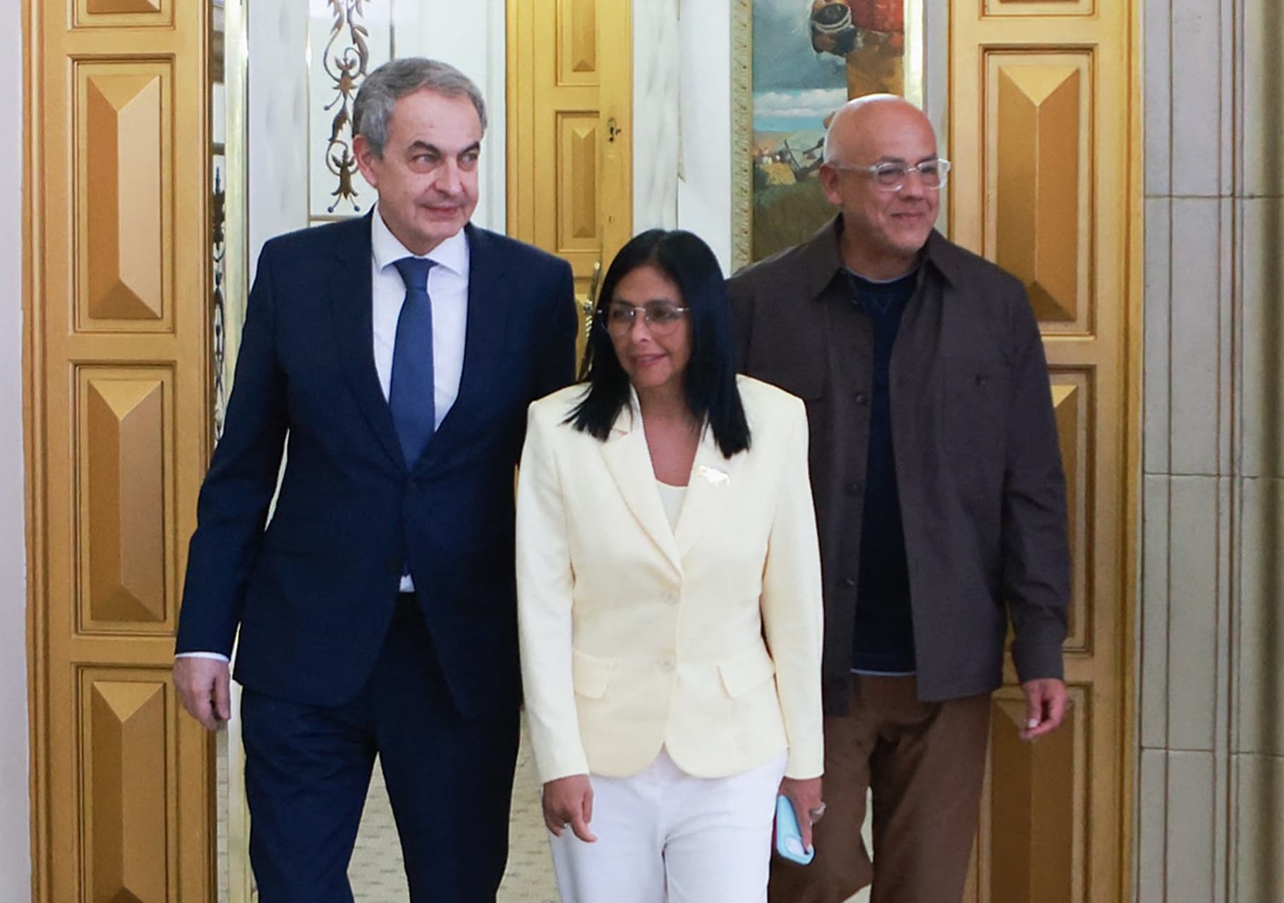 Zapatero y su relación con Delcy Rodríguez: Conflictos de interés en la política venezolana