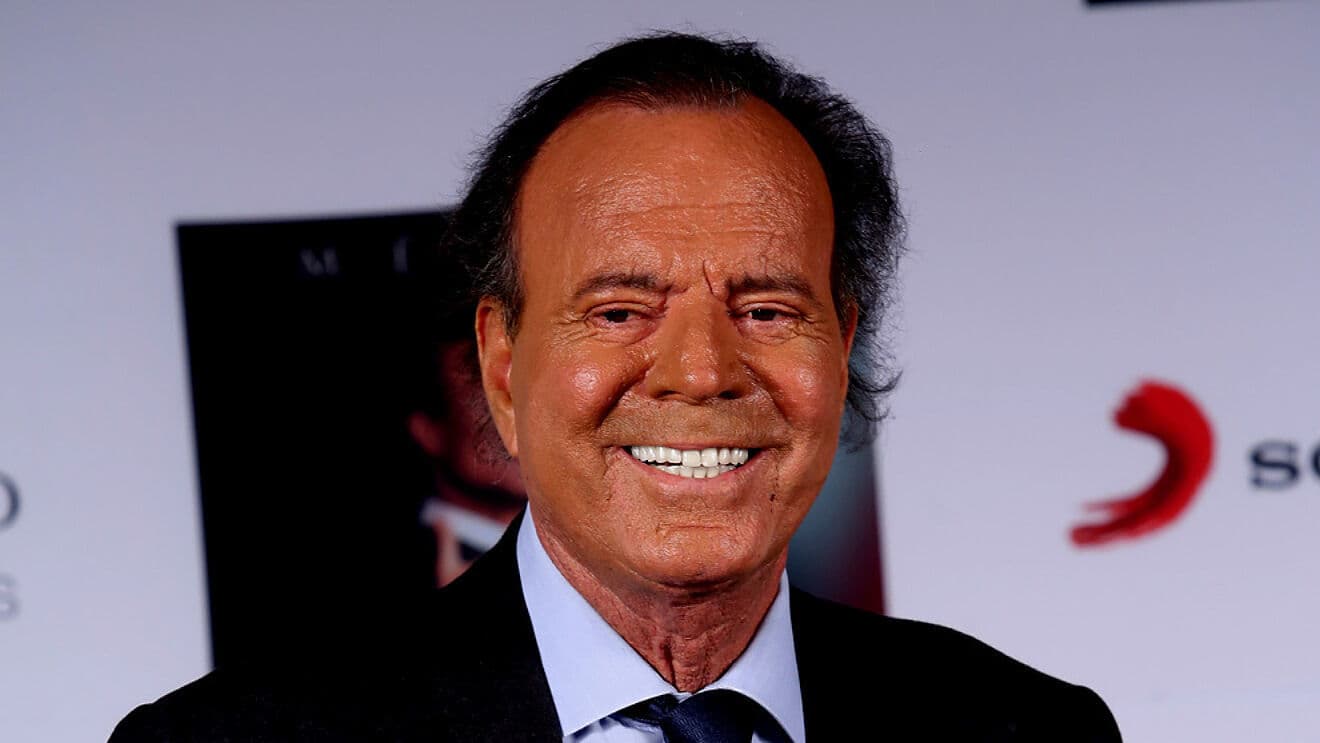 Julio Iglesias demanda a medio español por acusaciones de abuso