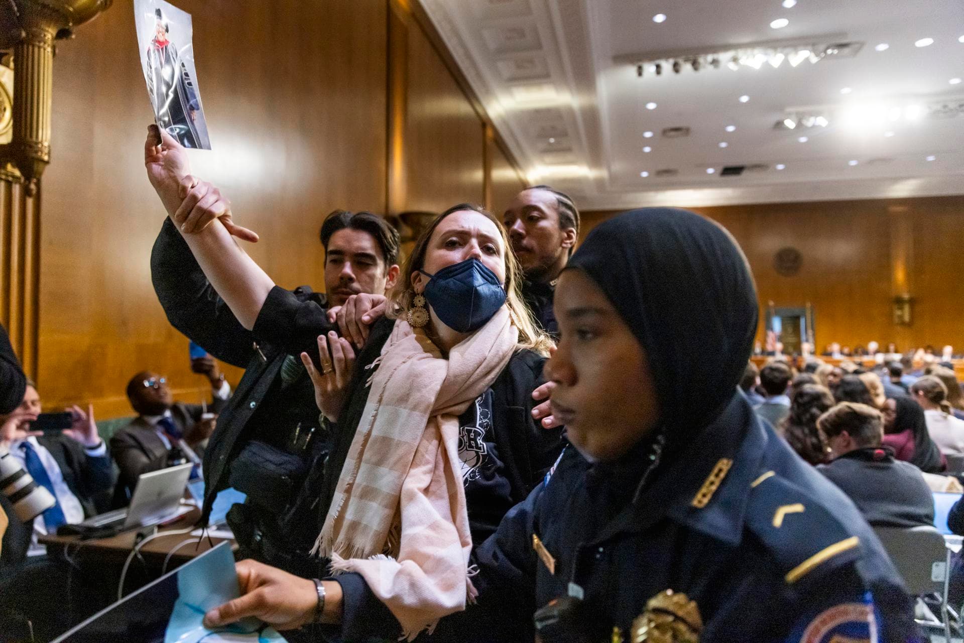 Inmigrante hispana baleada por el ICE expone su caso en el Senado