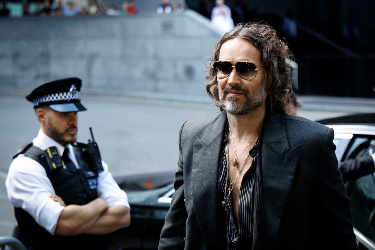 El actor Russell Brand llega al tribunal en el comienzo de su juicio por presunta violación