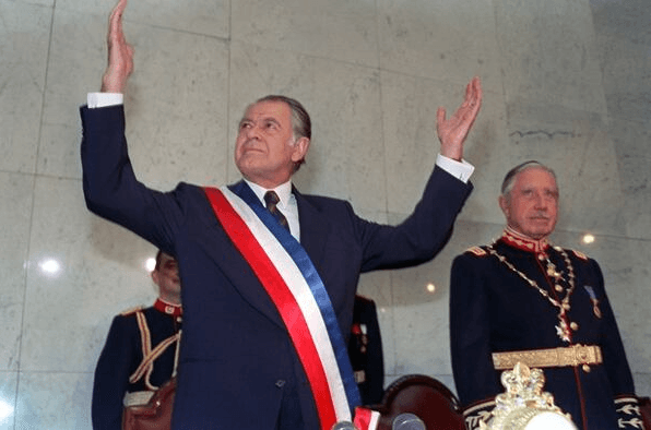 Desafíos en la Transición Democrática: Influencias y Resistencia