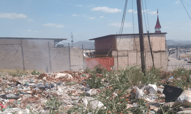 Desnudando la Realidad de Libertador: Inversión y Sordera Local