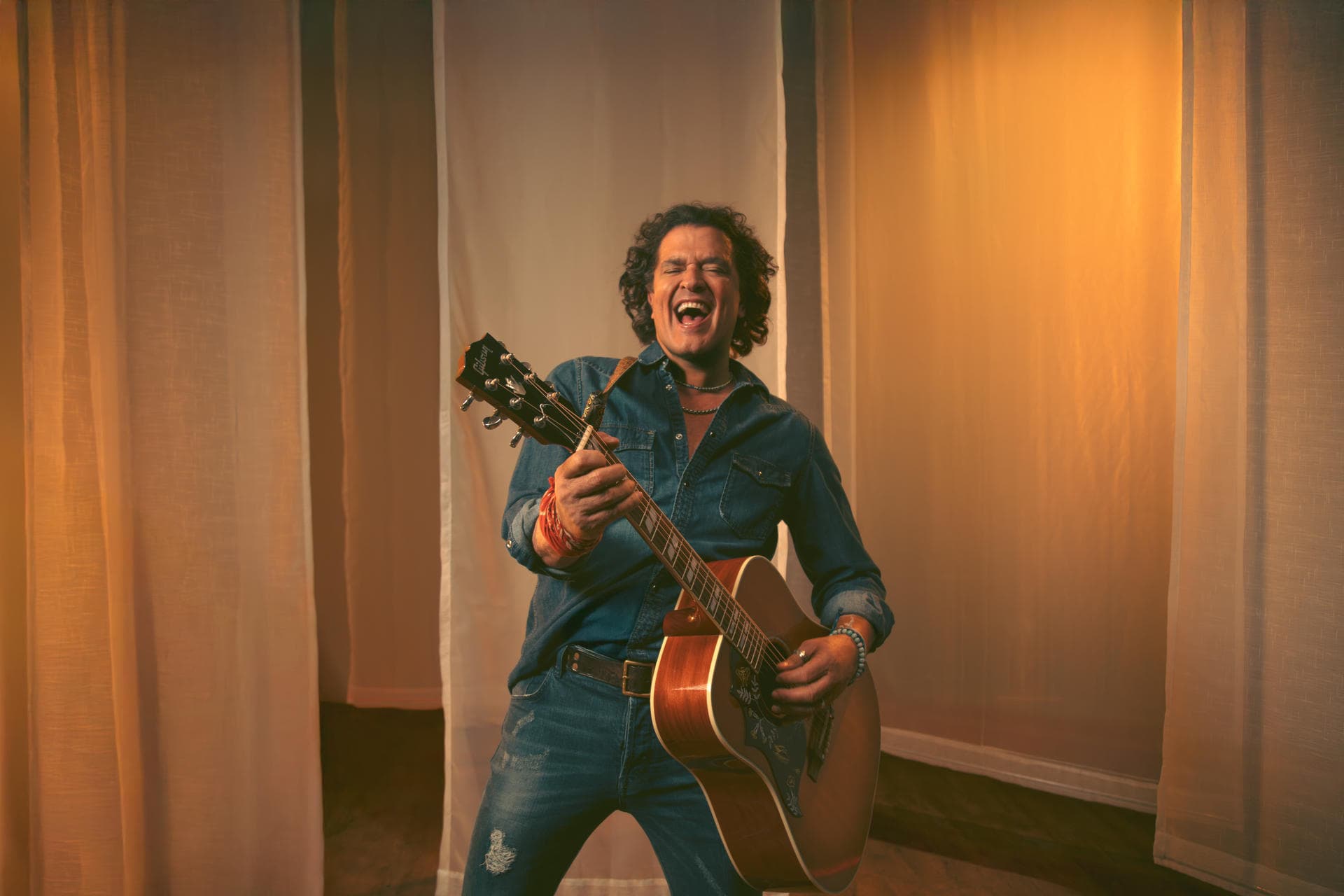 Carlos Vives sorprende con El Último Disco Vol. 1: Colaboraciones Estelares