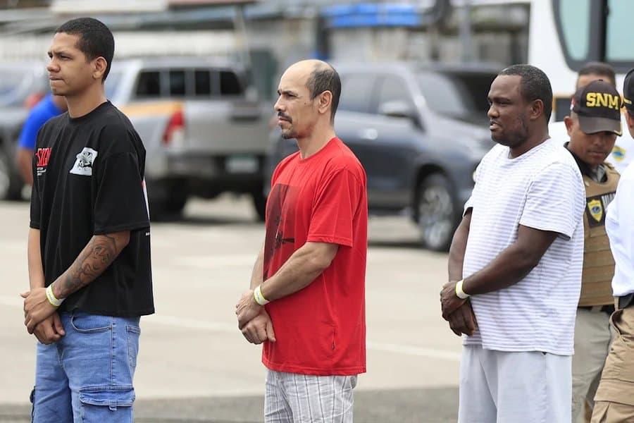 Panamá repatría a más de 100 migrantes a la frontera con Colombia