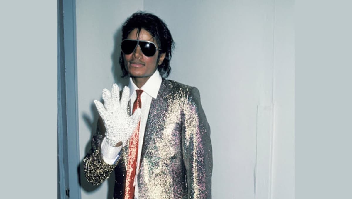 El icónico guante de Swarovski de Michael Jackson se subasta por miles en París