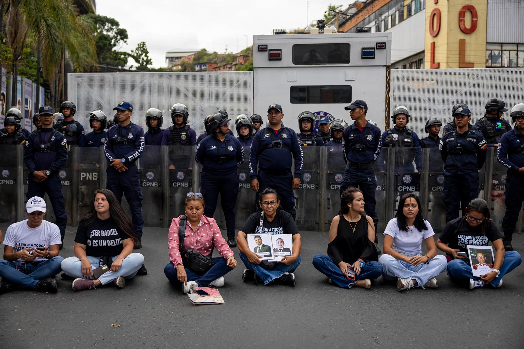 Traslado Irregular de Presos Políticos desde El Helicoide: Críticas y Repercusiones
