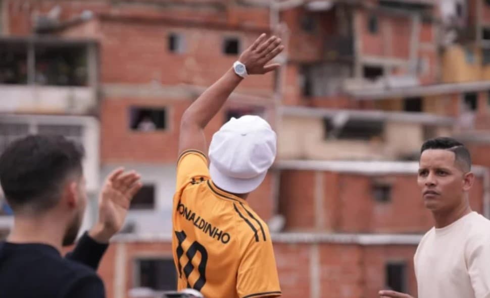 Ronaldinho sorprende a Petare antes de su espectáculo futbolístico