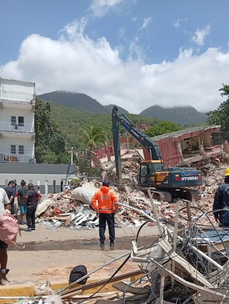 Familias venezolanas gastan hasta $1,200 diarios para rescatar seres queridos en La Guaira