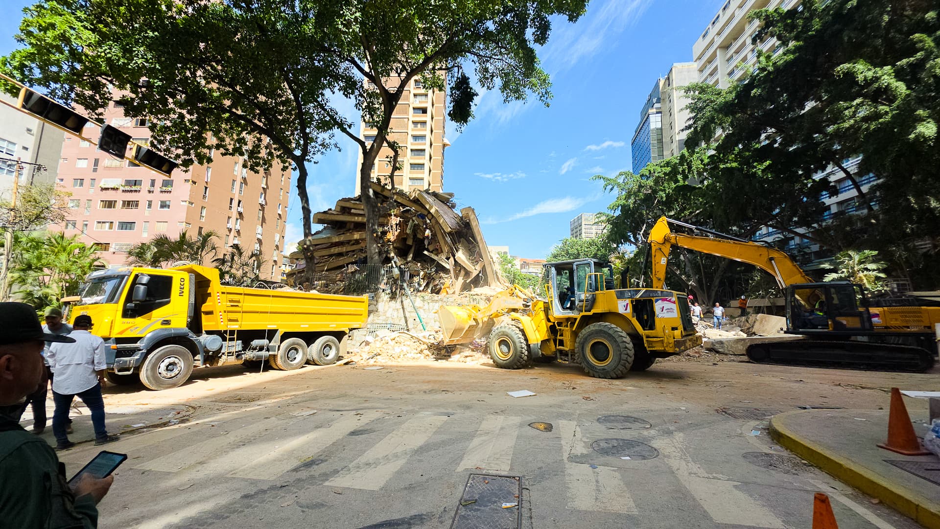Avanza la Remoción de Escombros en el Edificio Petunia 2 en Chacao