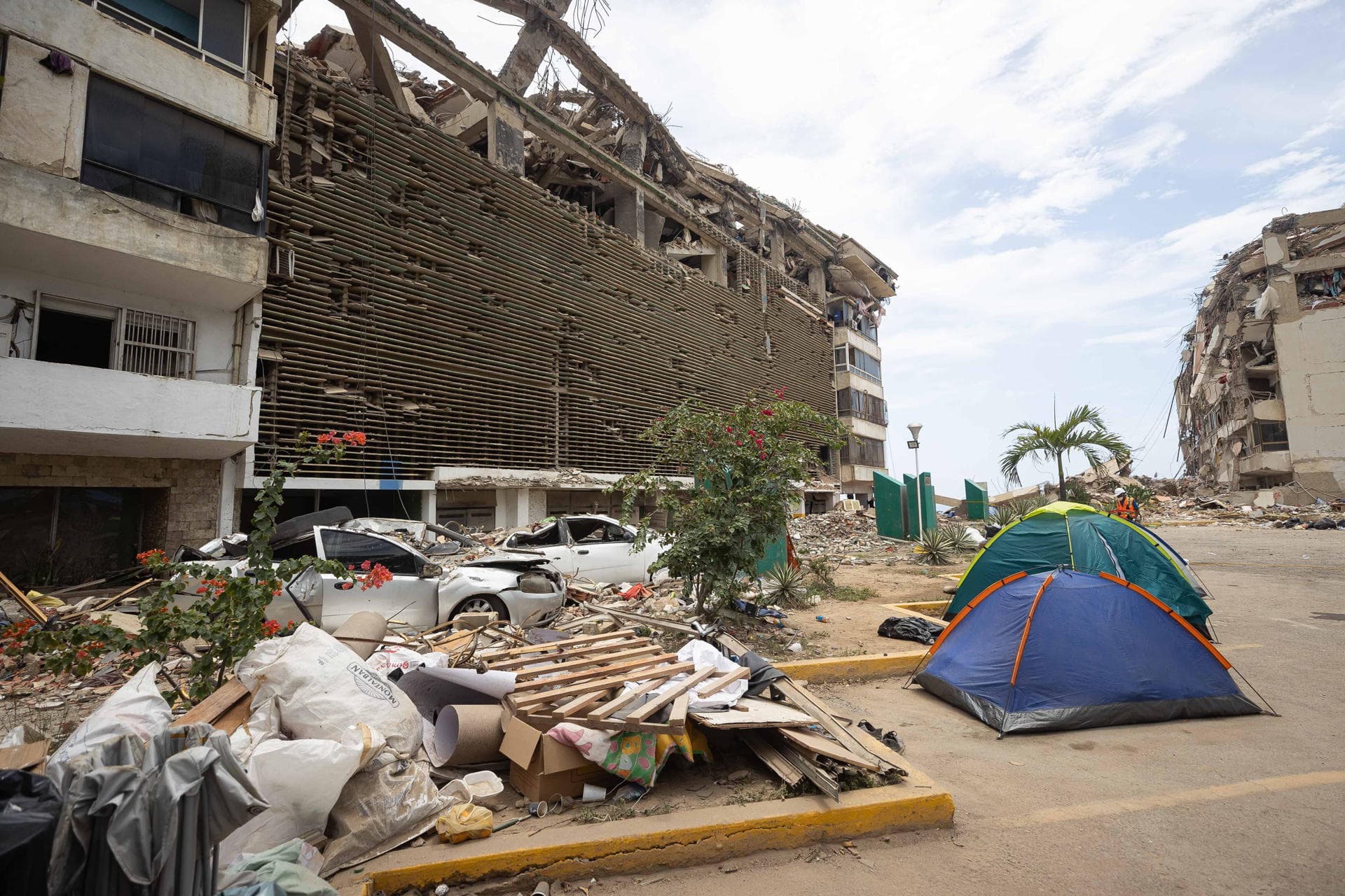 Familias de La Guaira claman por rescate de cuerpos antes de demoler edificios