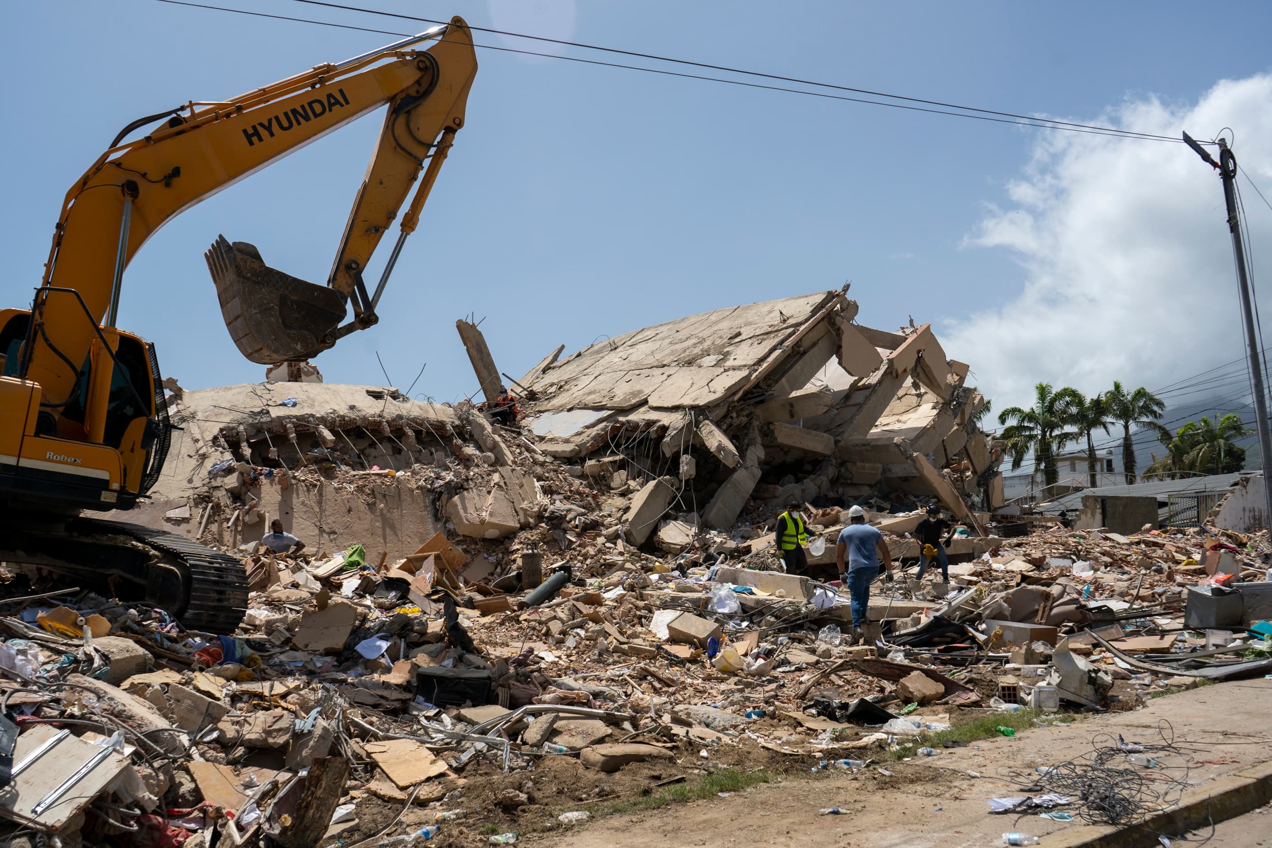 Escombros del Terremoto en La Guaira: Riesgos Ambientales en la Costa