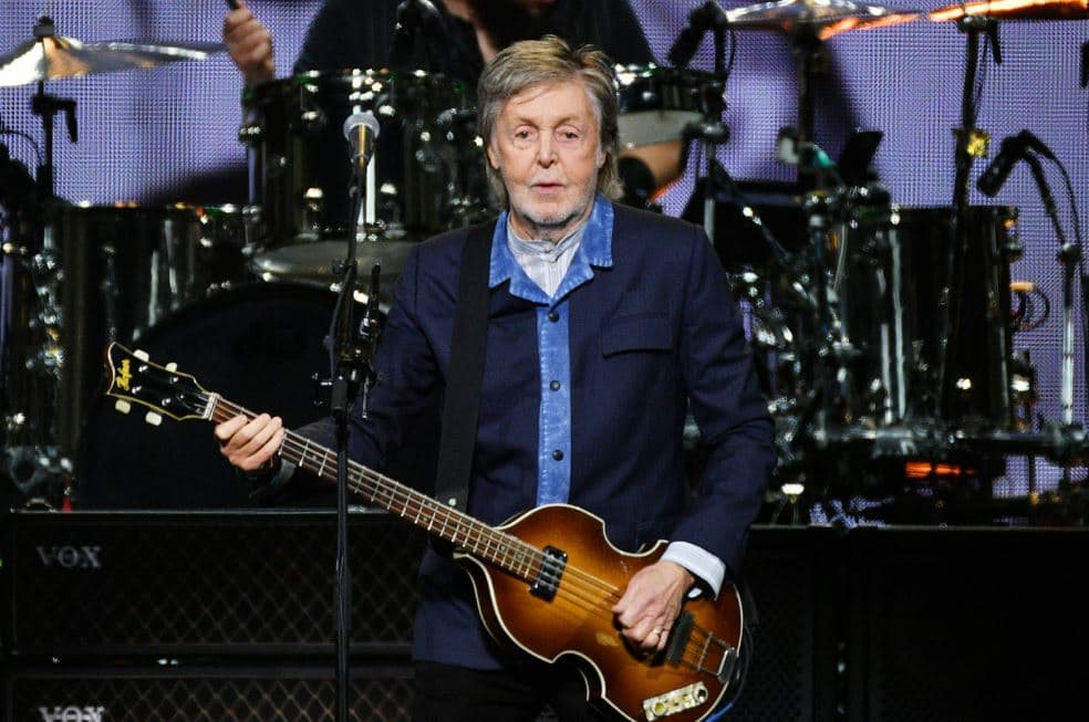 Paul McCartney Sorprende en la Boda de Taylor Swift con un Clásico