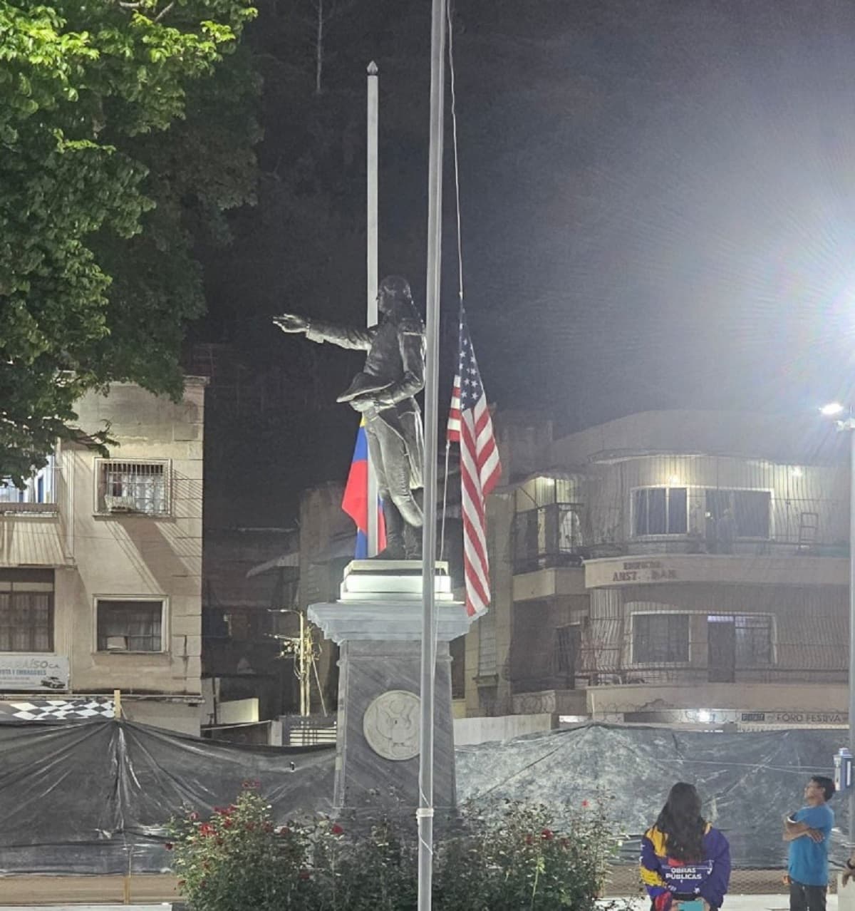 Banderas de Venezuela y EE.UU. ondean a media asta en Caracas
