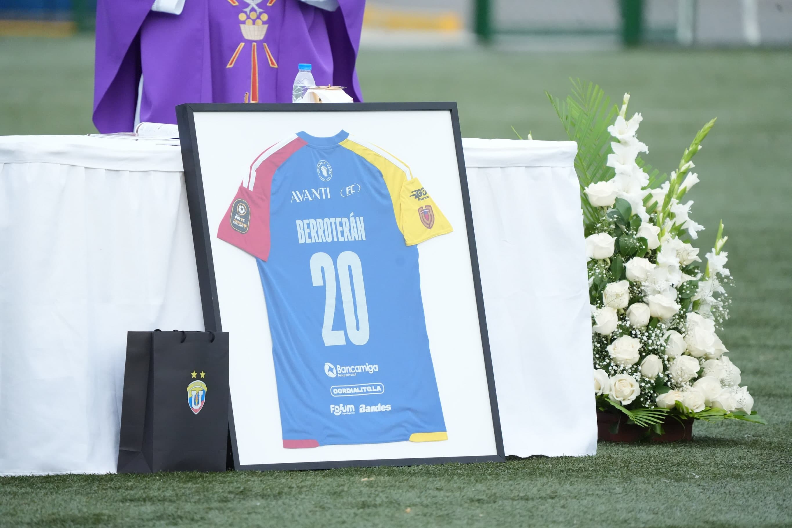 UCV FC Honra la Memoria de Yimvert Berroterán Retirando su Dorsal