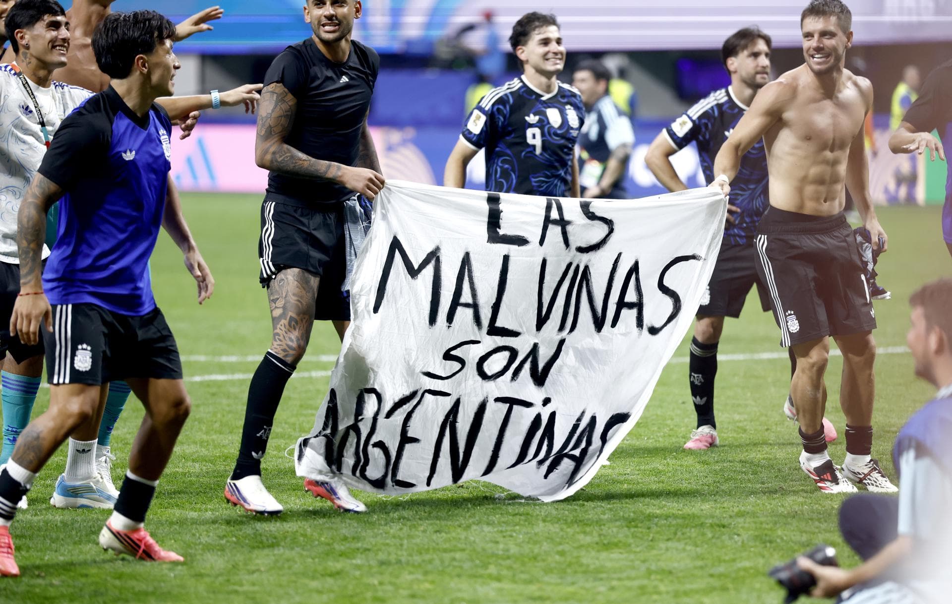 Gran Bretaña exige a la FIFA investigar a Argentina por cartel de Malvinas