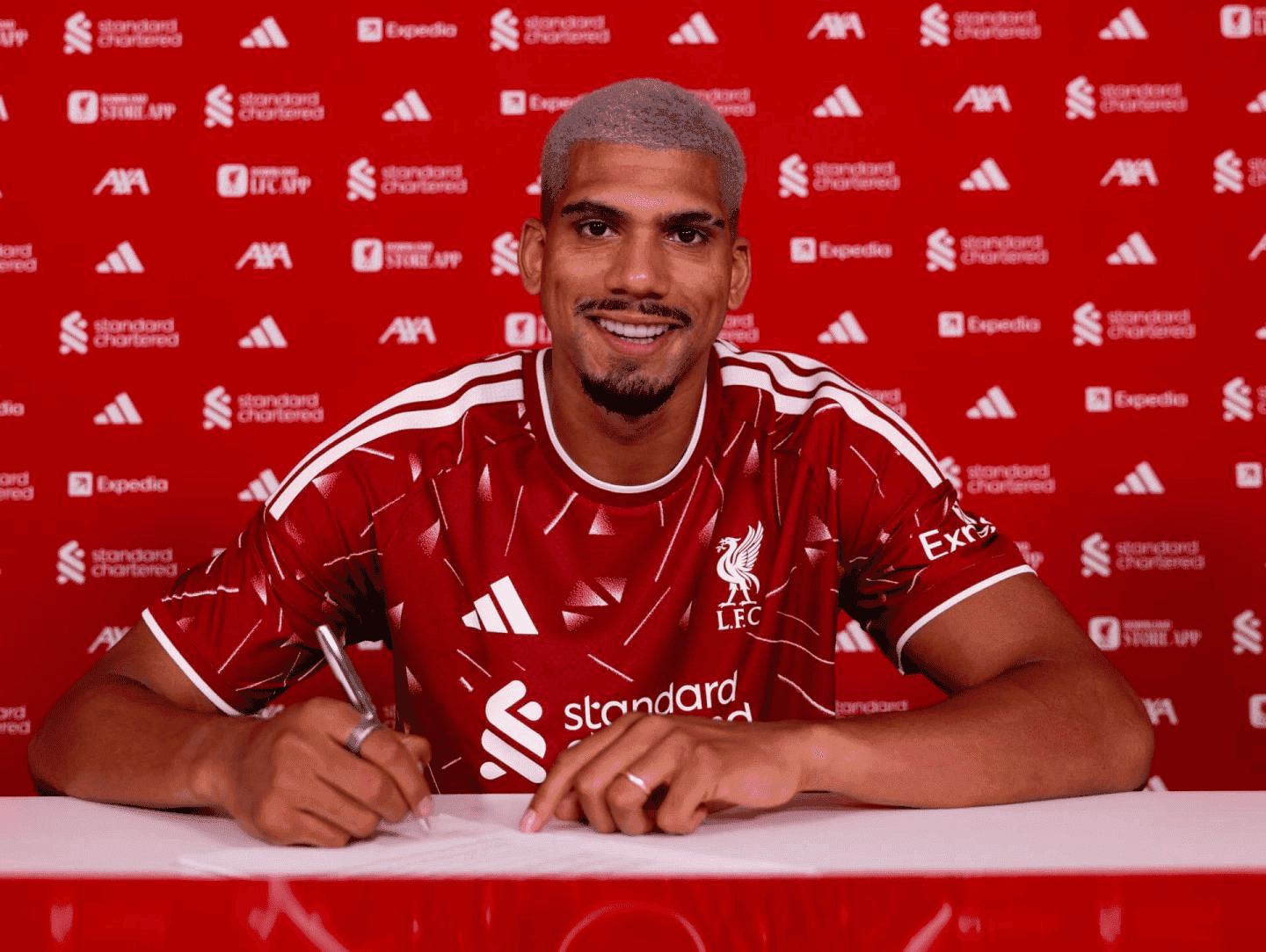 Ronald Araujo cambia de aires: se une al Liverpool por una temporada