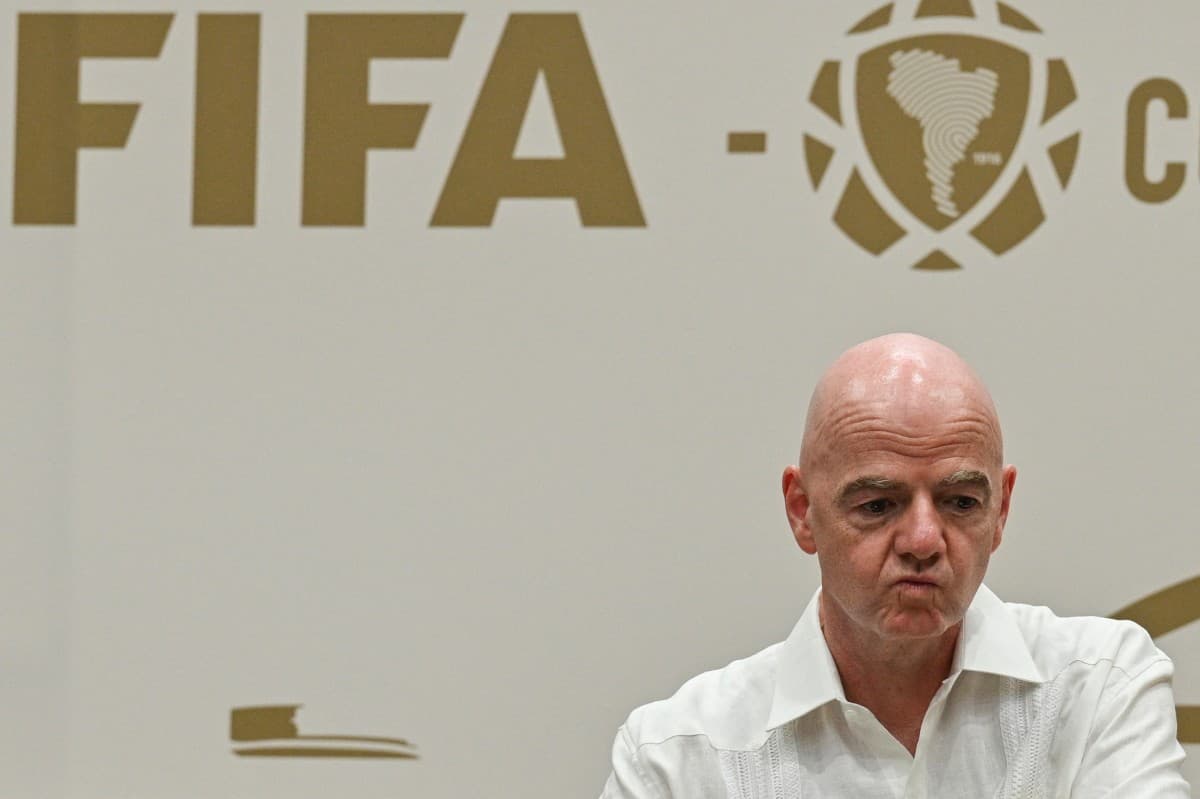 Trump Defiende a Gianni Infantino: La FIFA en la Mira de Decisiones Críticas