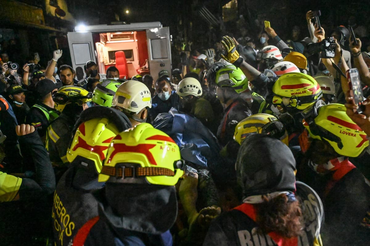 Milagroso rescate: mujer vive tras 35 horas bajo escombros en Colombia