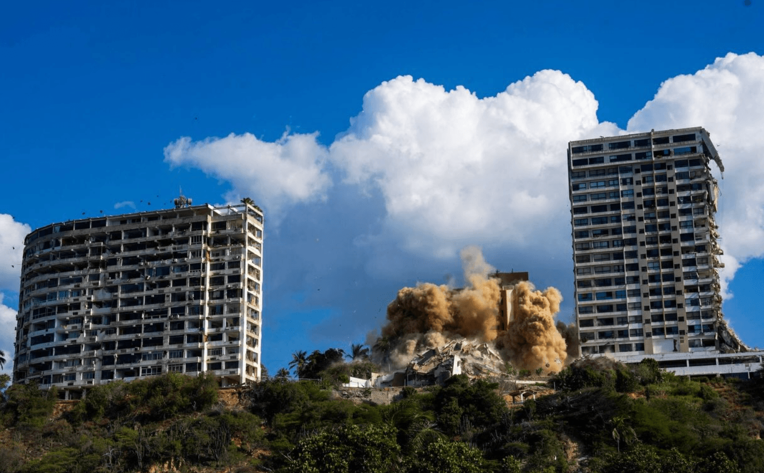 Demolición Controlada del Edificio Samantha A: Un Pasado de Desastre en La Guaira