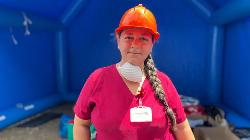 Una madre enfrenta la tragedia: niña de 10 años muere en sus brazos tras el terremoto