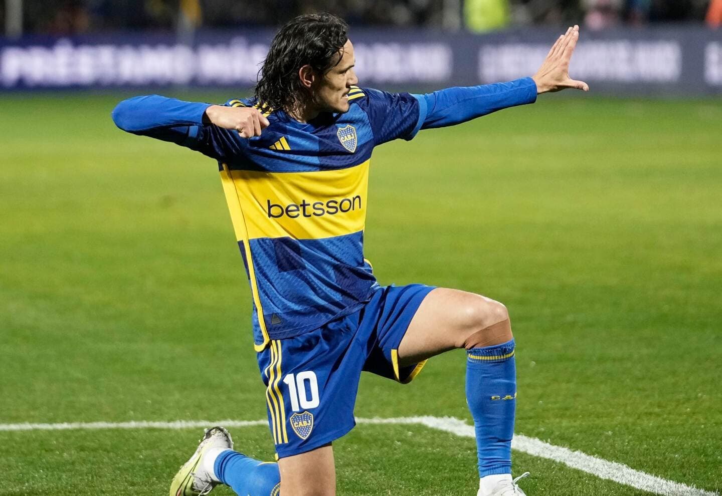 Fútbol Suramericano: Estrellas Buscan Su Última Oportunidad en el Mercado