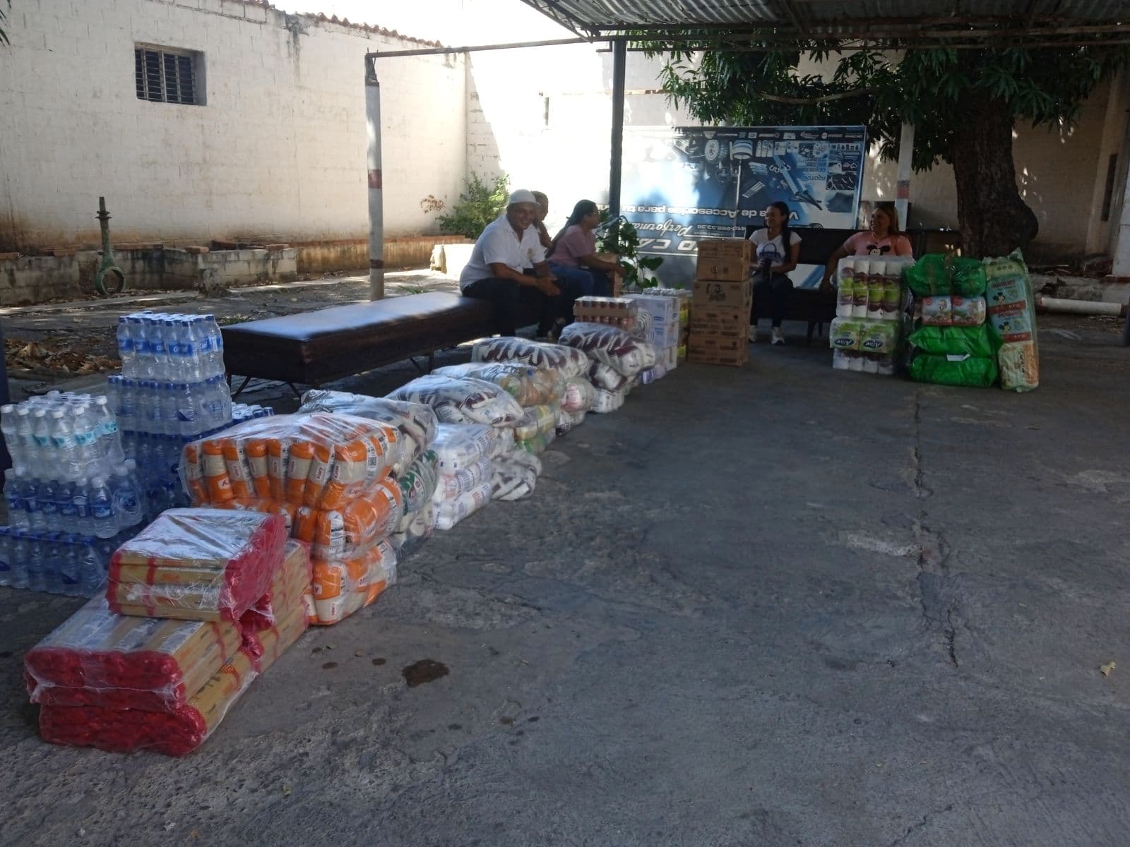 Cáritas Carora envía 500 bolsas de alimentos a La Guaira y Carabobo