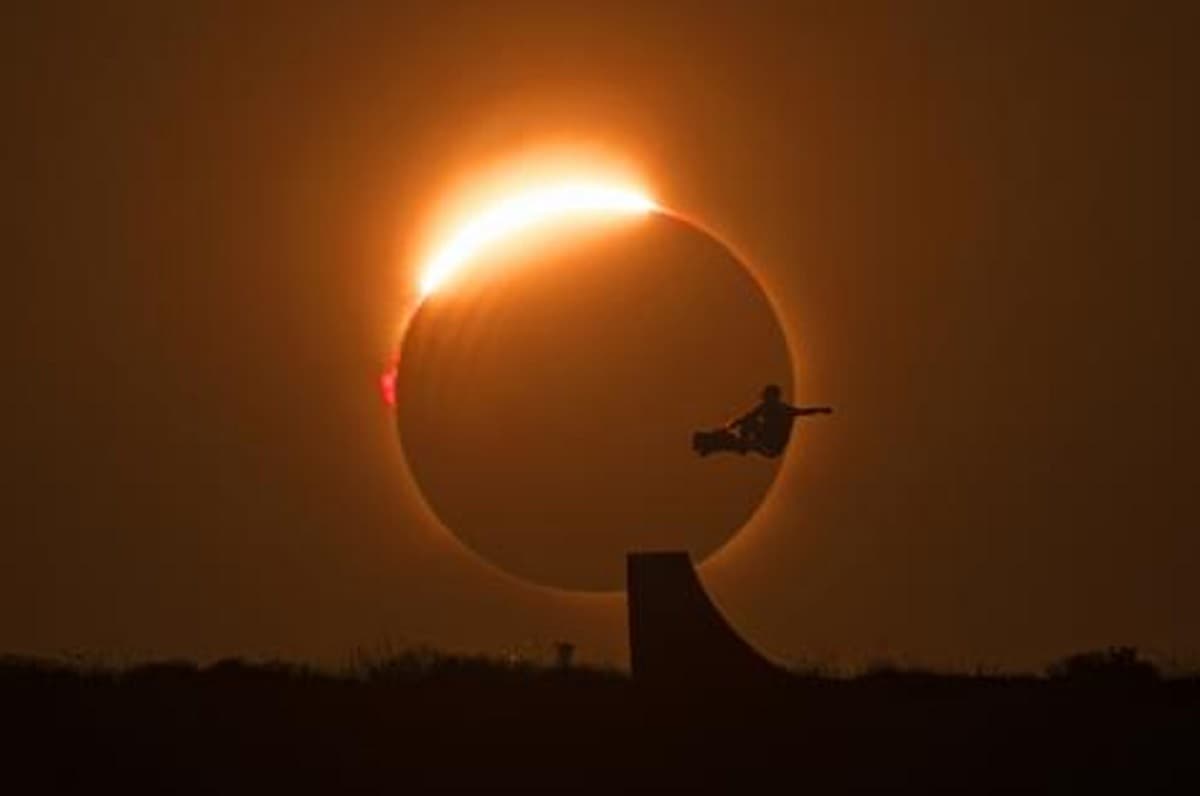 Skater Venezolano Deslumbra con Salto durante Eclipse Total