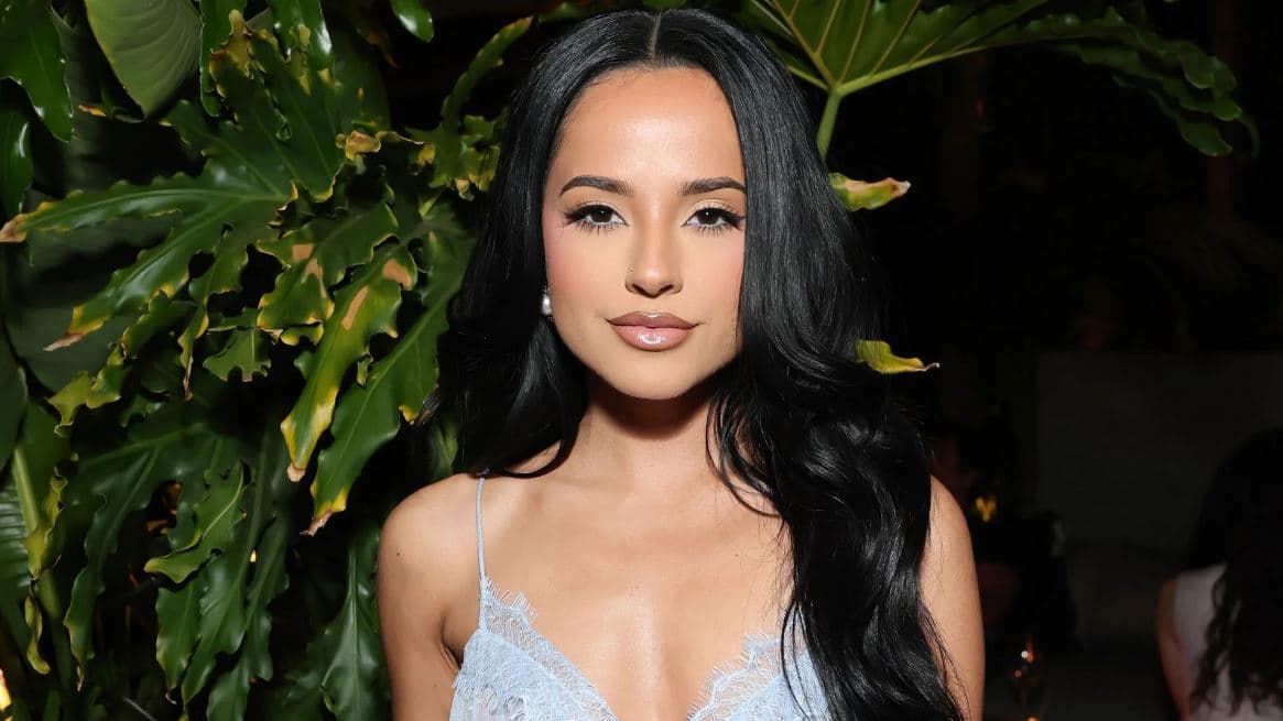 Becky G Fusiona Rítmos Latinos y R&B en su Nuevo Álbum 'Baraja Bendita'