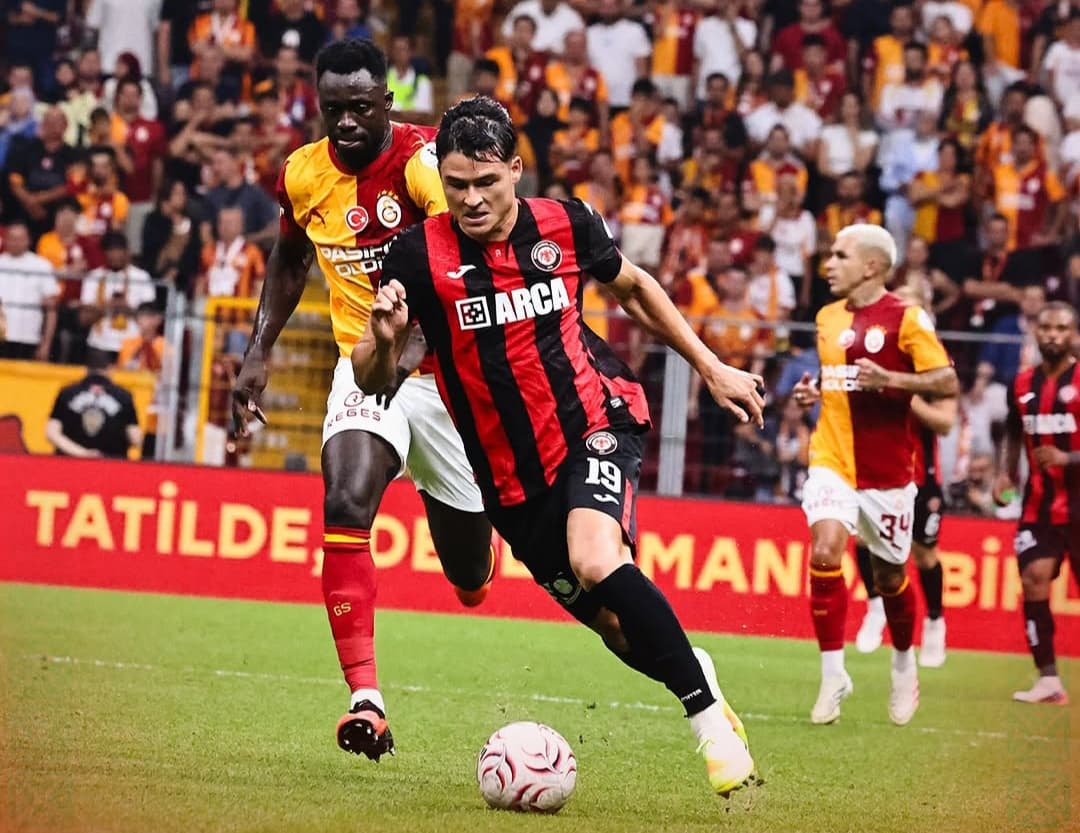 Jesús Ramírez brilla en su debut al marcarle al Galatasaray