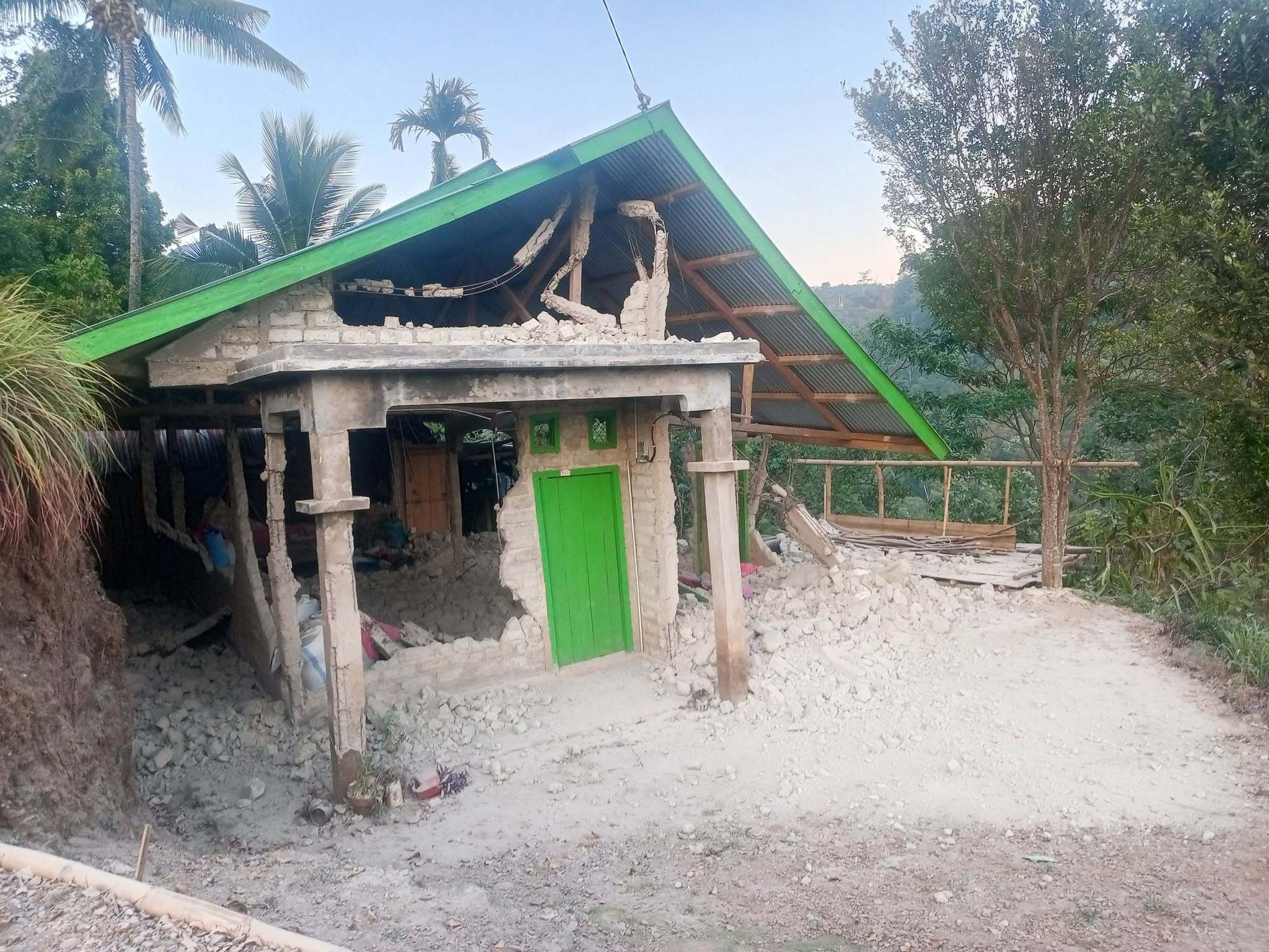 Fuerte terremoto de 7,7 en Indonesia deja en alerta a la comunidad internacional