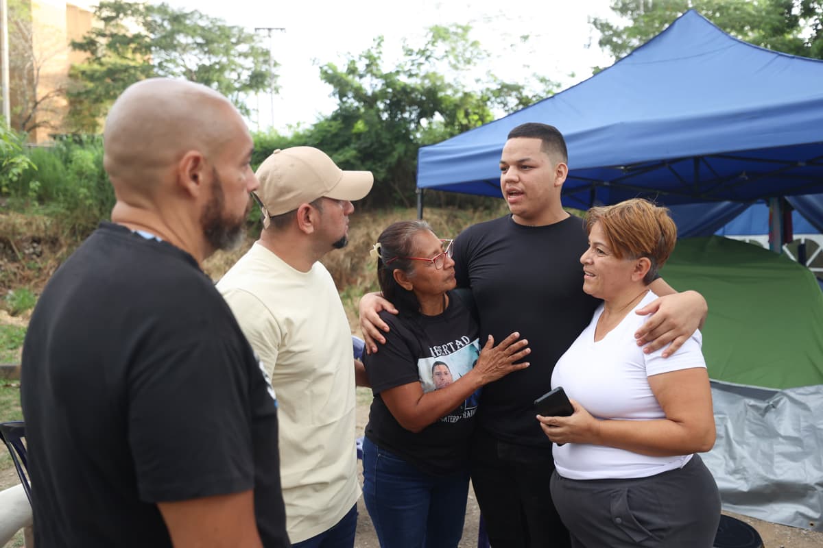 Excarcelan a 64 presos políticos en El Rodeo I, pero sin libertad plena