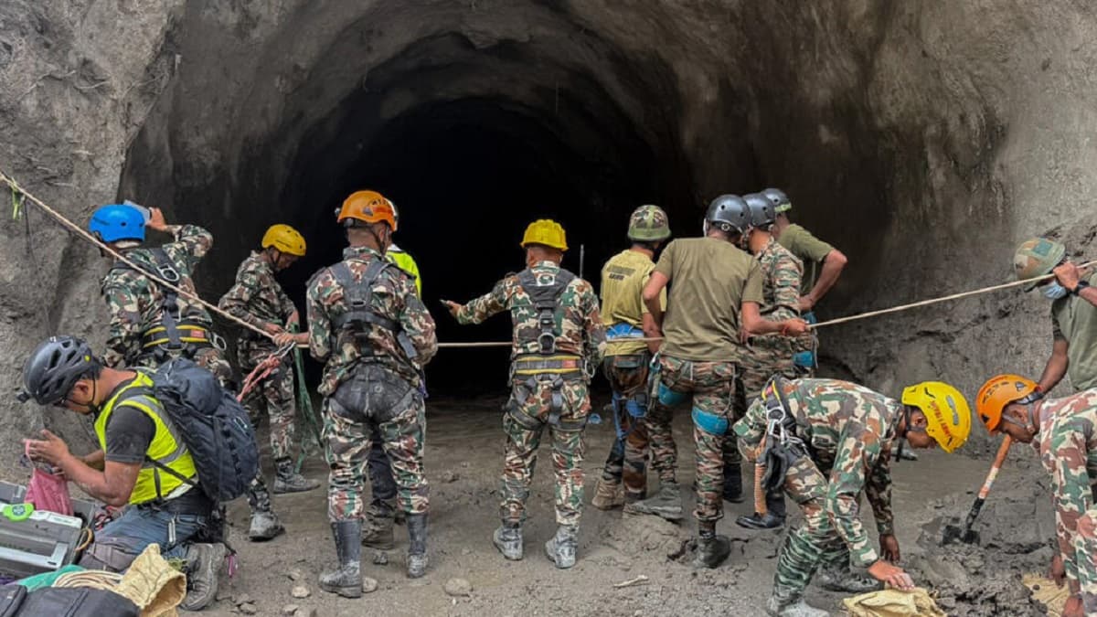 Nepal intensifica búsqueda de 121 personas atrapadas en hidroeléctricas