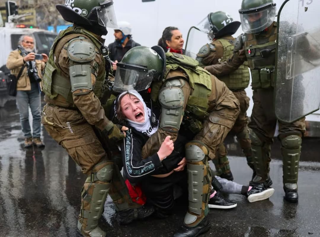 Casi 300 Detenidos en Chile Durante Protestas por Aniversario del Golpe de Pinochet