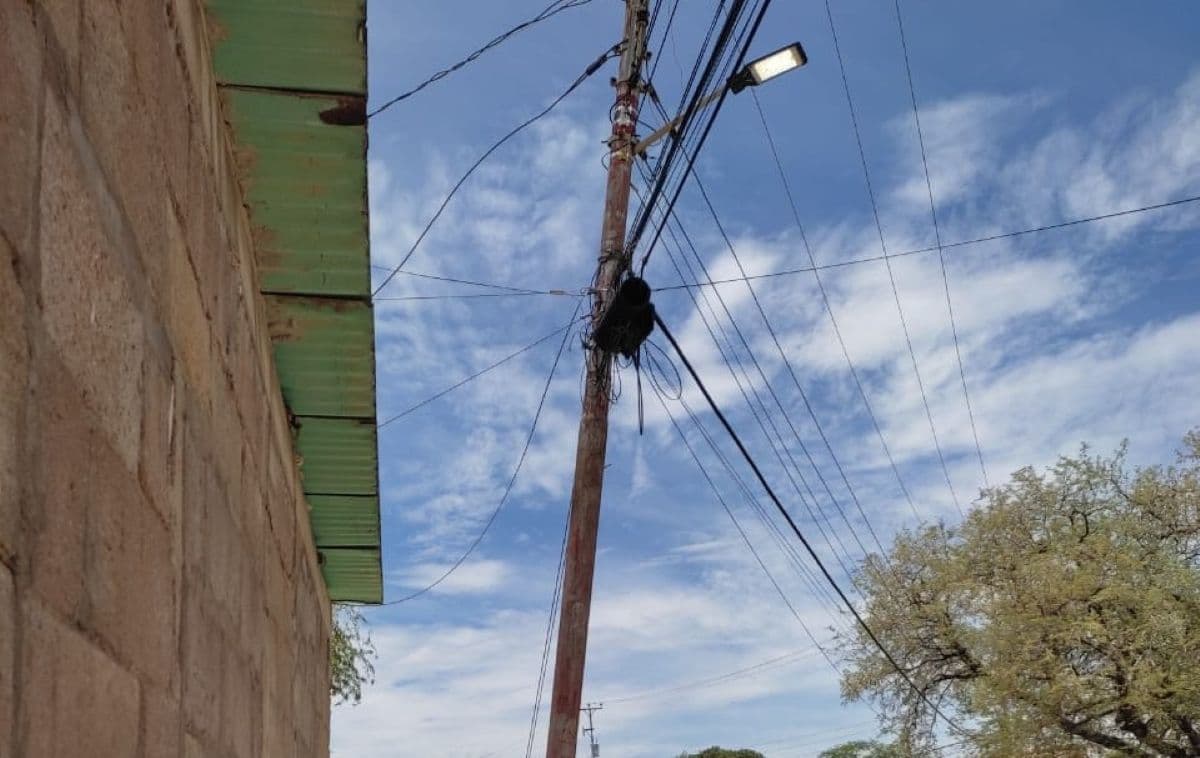 Urgente: Poste Inclinado Pone en Riesgo Familias en Barrio Nuevo, Carora