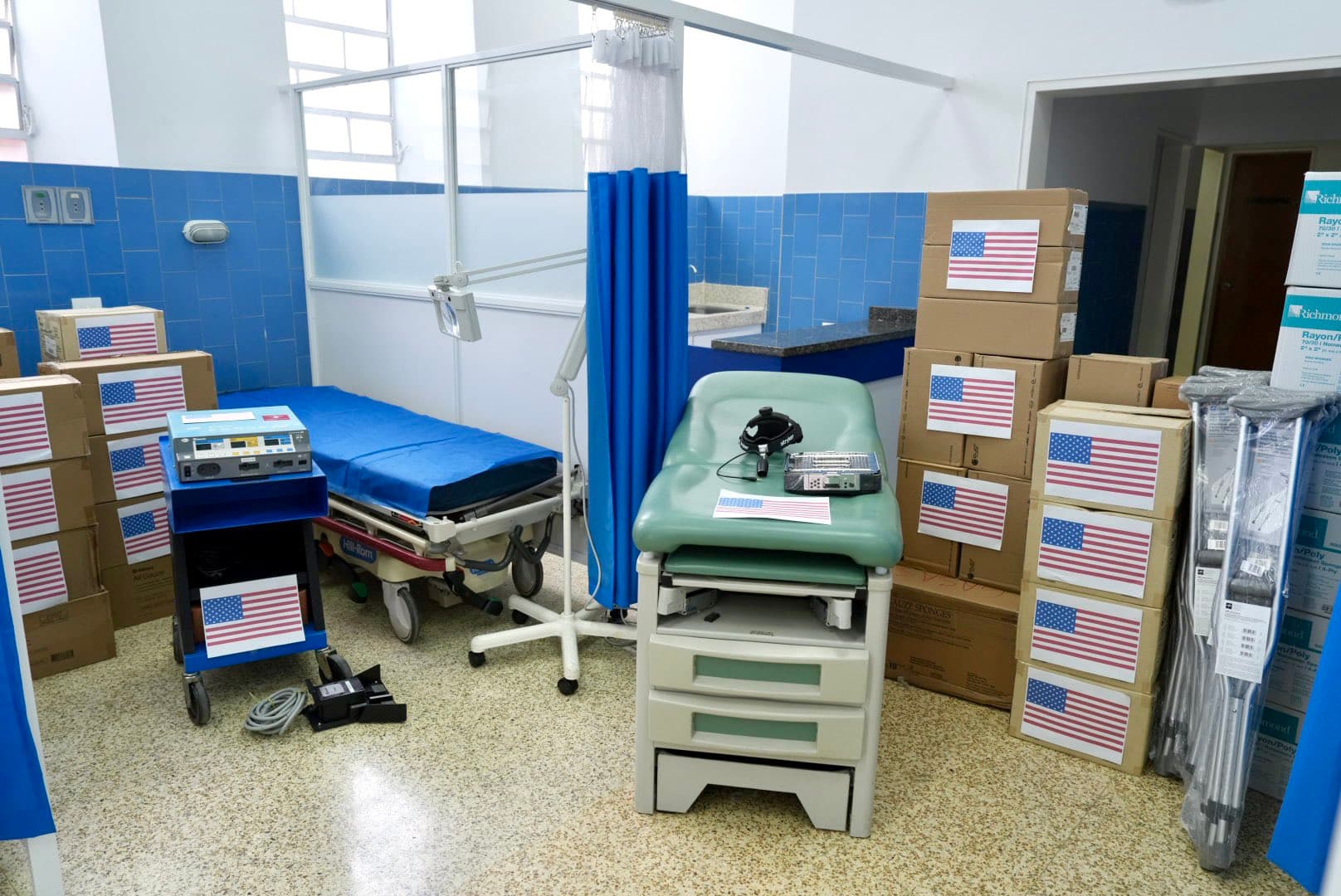 EE UU refuerza el Hospital Vargas de Caracas con nueve toneladas de suministros médicos