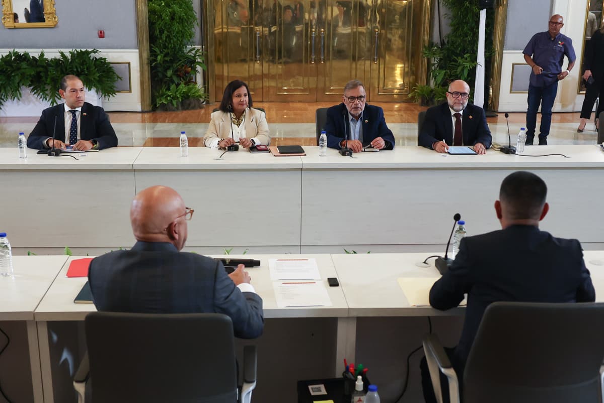 Opositores preparan agenda de garantías políticas en diálogo con el chavismo