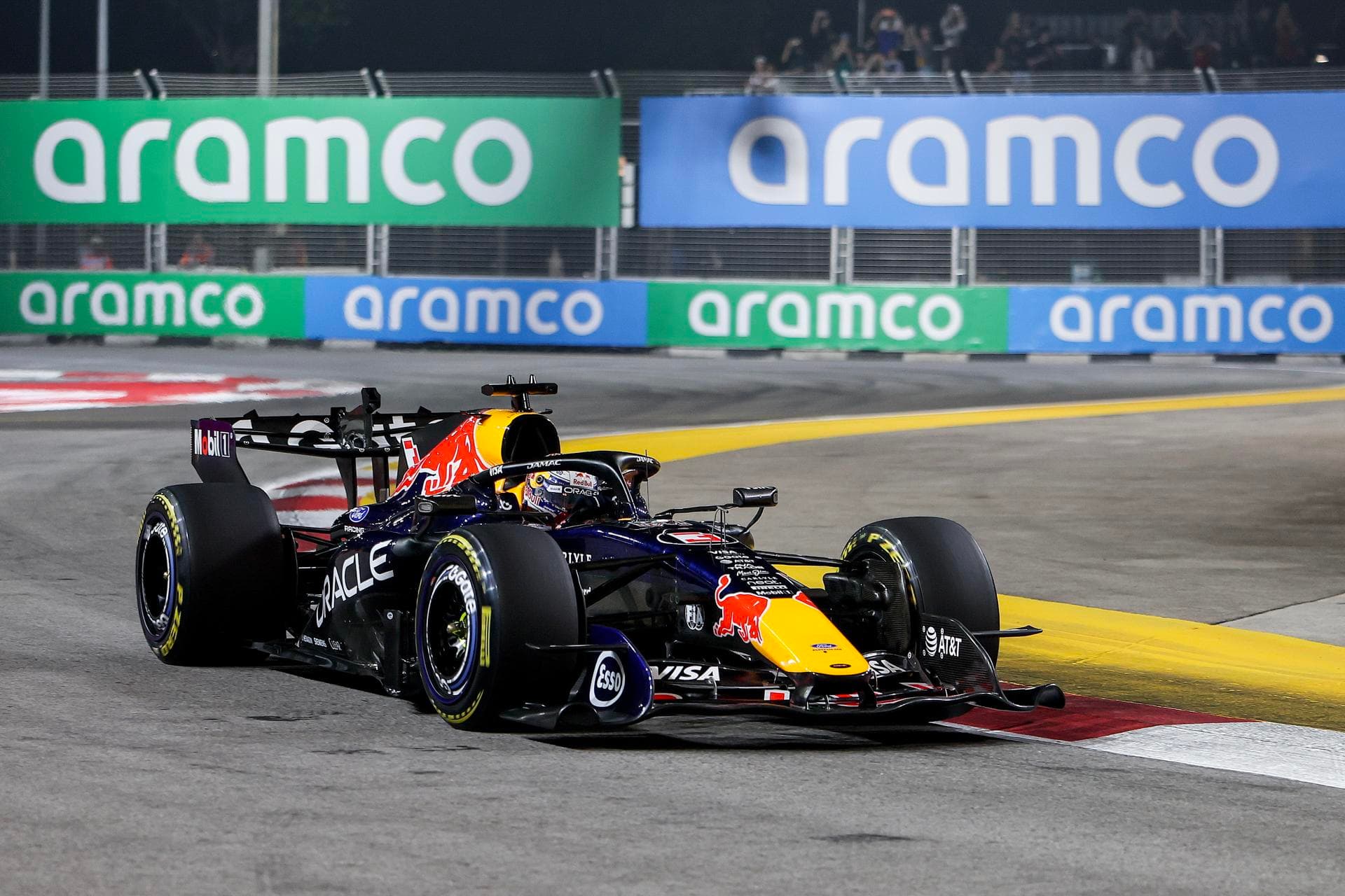 Verstappen se queda con la pole para la carrera sprint en Singapur