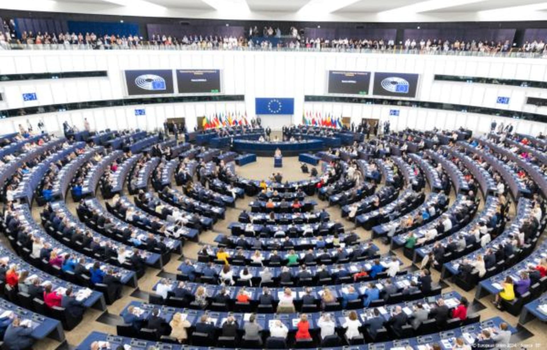 La UE aprueba el mayor paquete de sanciones selectivas contra Rusia con casi 1.600 nombres