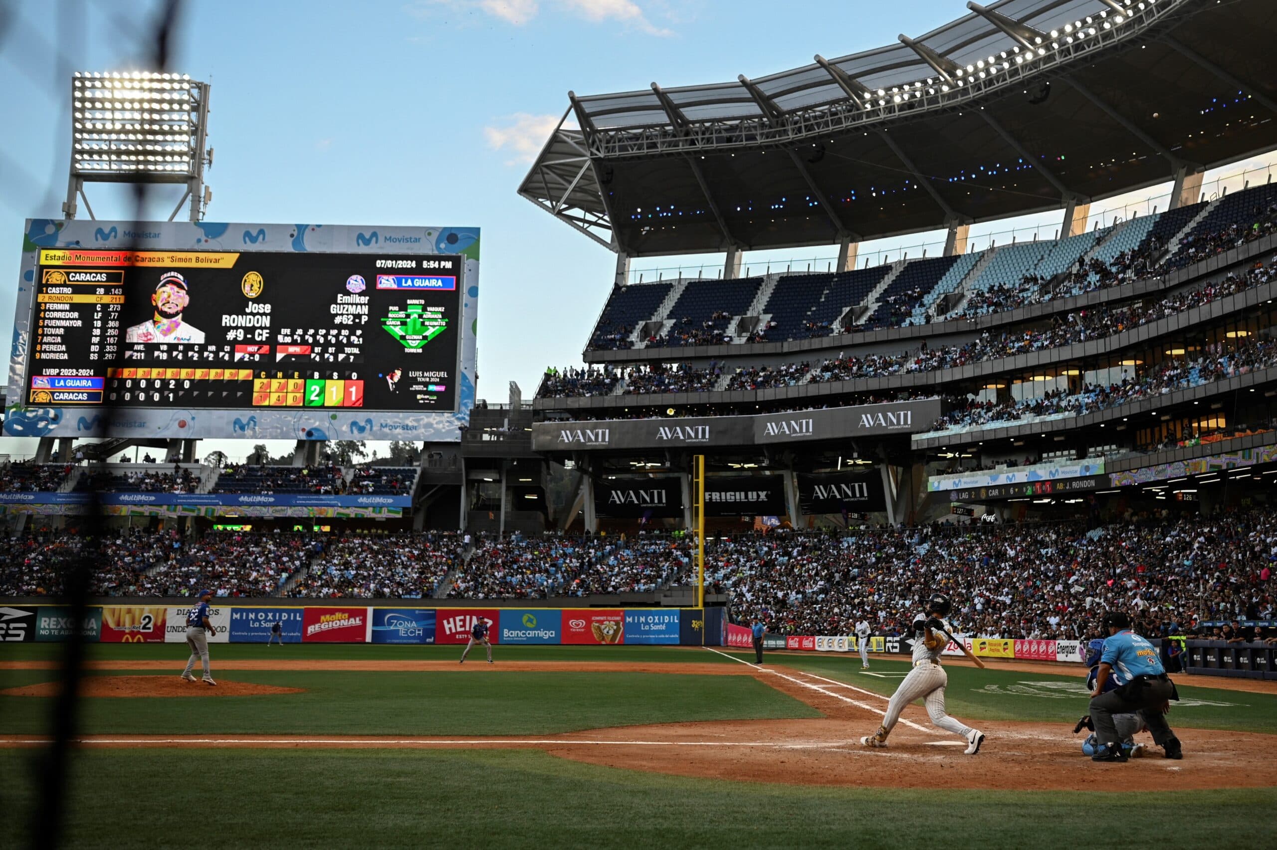 Largas filas marcan la venta de entradas para el primer Caracas-Magallanes de la temporada