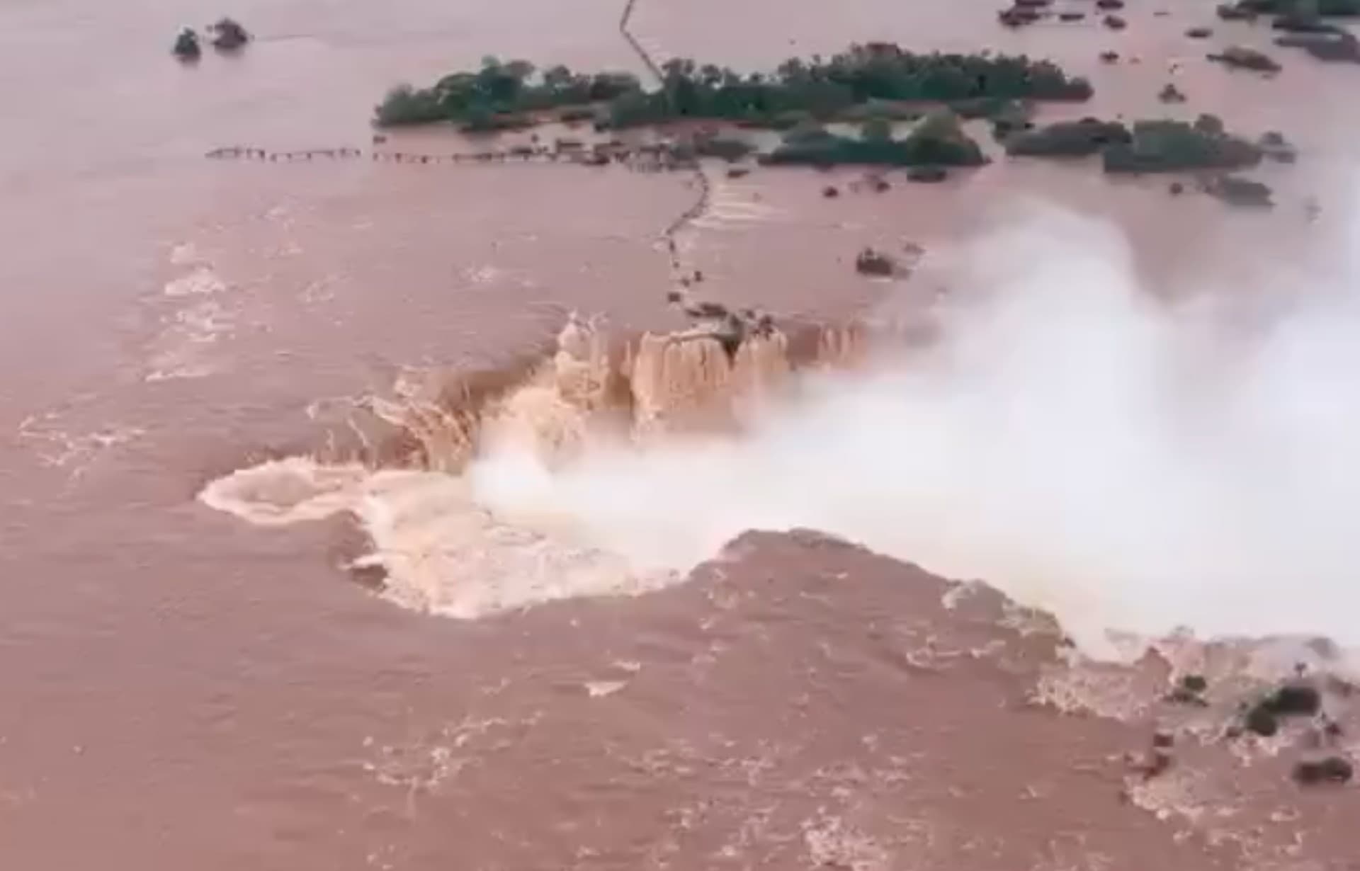 Cerraron temporalmente las cataratas del Iguazú por crecidas en Argentina
