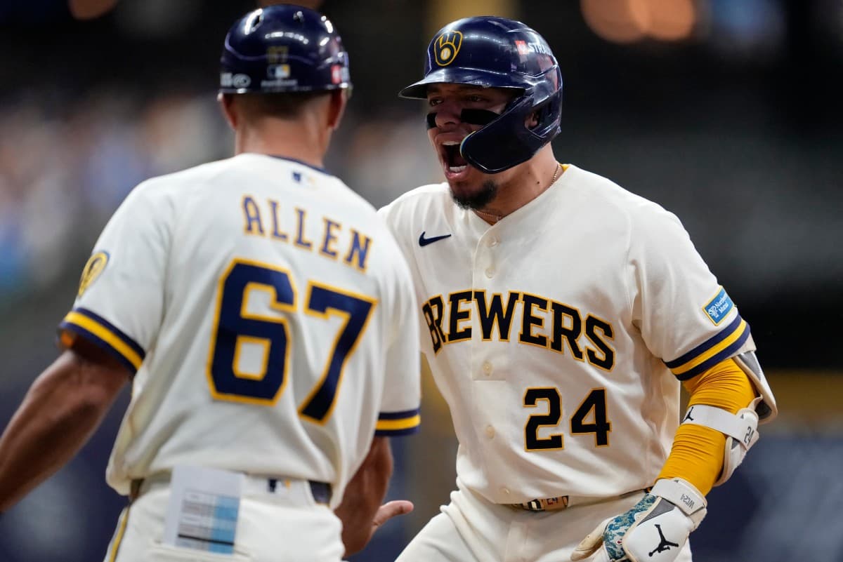 El líder de Milwaukee: William Contreras brilla con el bate y la mascota en los playoffs