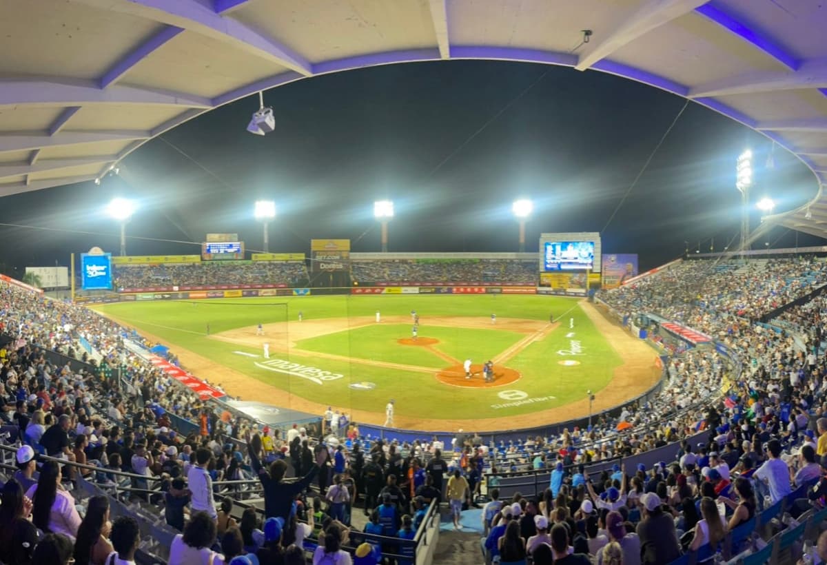 Tiburones de La Guaira desató su ofensiva ante Magallanes y arruinó la fiesta inaugural de los actuales campeones